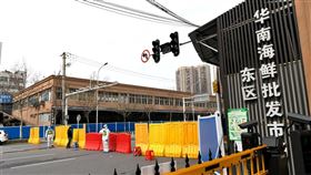 世界衛生組織30日表示，國際專家已與中國方面開完第一次視訊會議，宗旨是調查新型冠狀病毒的動物起源。圖為被視為疫情源頭的武漢華南海鮮市場。（圖／中新社）
