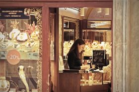 他問店員臉臭還會消費嗎？網掀論戰
https://pixabay.com/photos/girl-woman-young-person-4669630/
圖／翻攝自pixabay