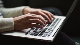 4年前美國總統大選，臉書等社群媒體淪為假訊息散播管道，今年謹慎處置，卻遭國會議員批評。（示意圖／翻攝自Unsplash圖庫）
