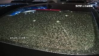 不滿車警器大作　高雄男持空氣槍毀車