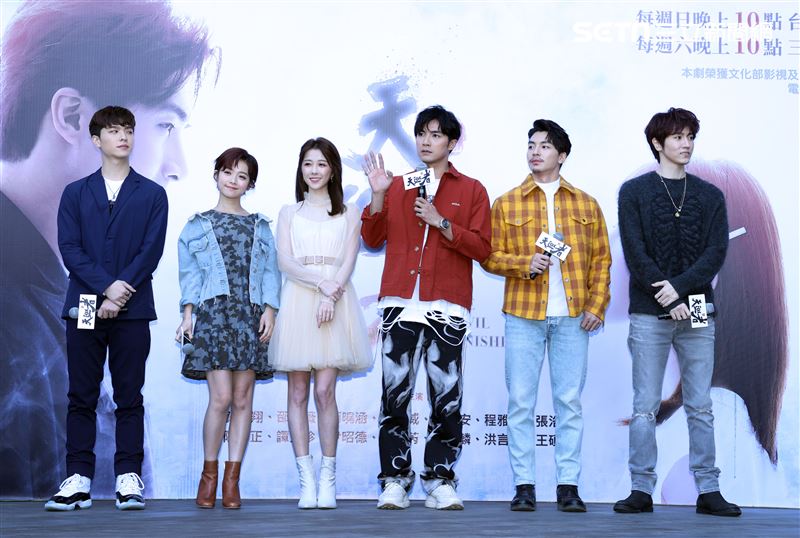 賀軍翔、邵雨薇、陳璽安、程雅晨、張洛偍、王碩瀚出席「天巡者」見面會。（記者邱榮吉/攝影）