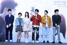 賀軍翔、邵雨薇、陳璽安、程雅晨、張洛偍、王碩瀚出席「天巡者」見面會。（記者邱榮吉/攝影）