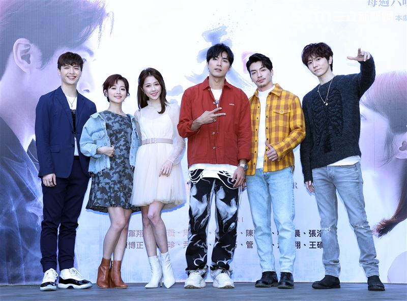 賀軍翔、邵雨薇、陳璽安、程雅晨、張洛偍、王碩瀚出席「天巡者」見面會。（記者邱榮吉/攝影）