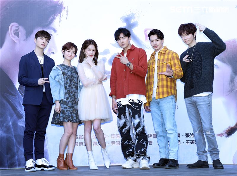 賀軍翔、邵雨薇、陳璽安、程雅晨、張洛偍、王碩瀚出席「天巡者」見面會。（記者邱榮吉/攝影）