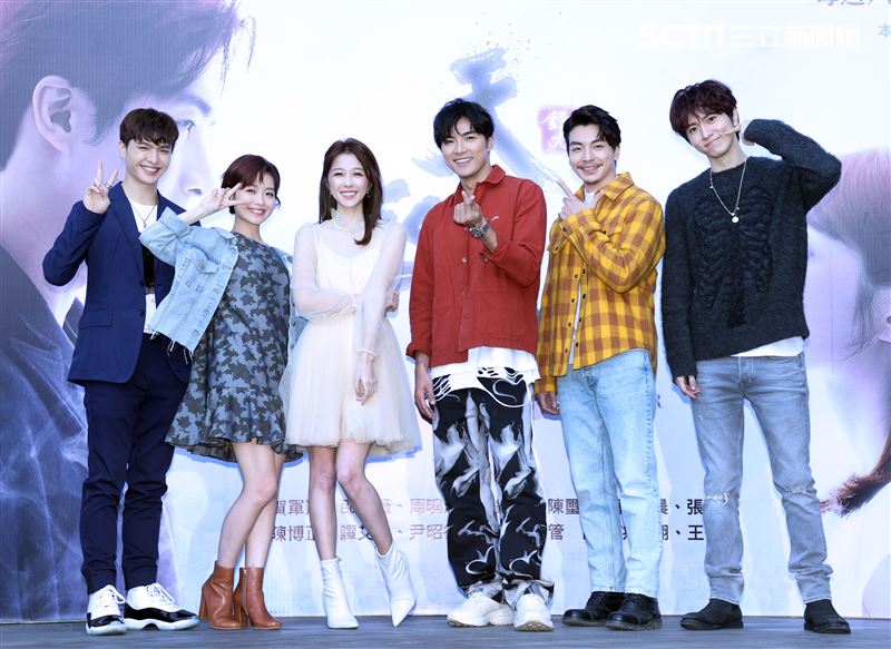 賀軍翔、邵雨薇、陳璽安、程雅晨、張洛偍、王碩瀚出席「天巡者」見面會。（記者邱榮吉/攝影）