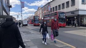 倫敦街頭民眾戴口罩英國武漢肺炎疫情遲未緩和，久悶家中的倫敦民眾開始戴口罩上街。中央社記者戴雅真倫敦攝  109年5月6日