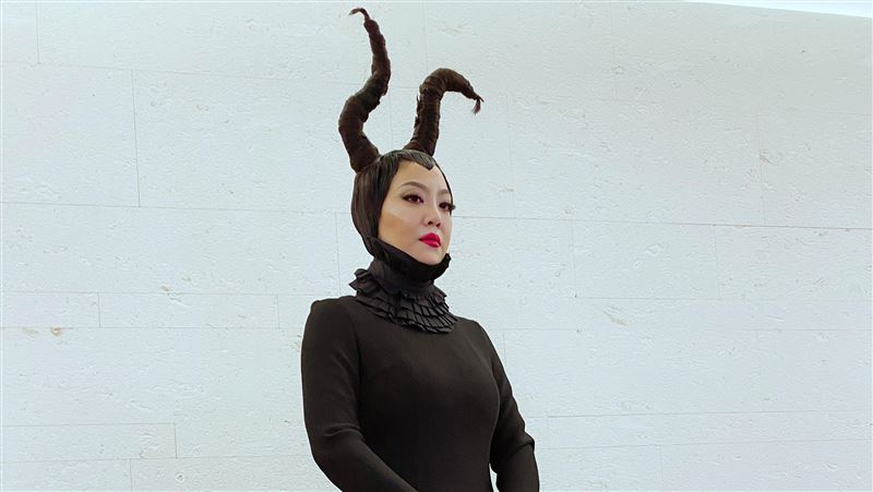 超狂黑魔女現身　花7小時本尊竟是她