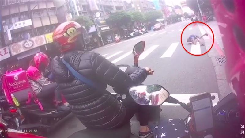 阿伯仆街熊貓相助　全網讚翻