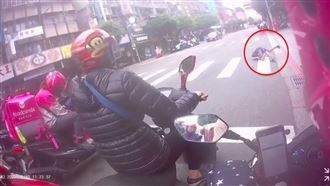 阿伯仆街熊貓相助　全網讚翻