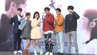 賀軍翔、邵雨薇見面會　粉絲擠爆