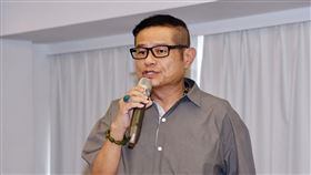 澎恰恰由許效舜陪同召開記者會宣布破產。（圖／記者林聖凱攝影）