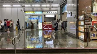 公館捷運站「下大雨」民眾撩褲避積水