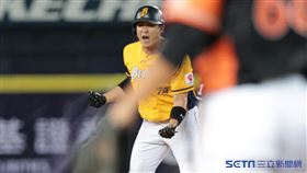 ▲中信兄弟一壘手許基宏敲出追平比數二壘安打。（圖／記者劉彥池攝影）