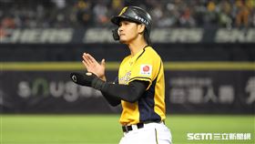 ▲中信兄弟外野手張志豪9局下上場代跑。（圖／記者劉彥池攝影）