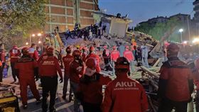 愛琴海強震 土耳其搜救團AKUT搜救愛琴海地區30日發生規模7.0強震後，伊斯坦堡志工團體「搜救協會」（AKUT）在伊茲米爾省政府協調中心倒塌建物執行任務。（AKUT提供）中央社記者何宏儒安卡拉傳真  109年10月31日