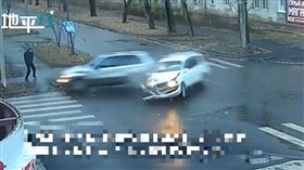 俄羅斯,車禍,路口,行人（圖／翻攝自微博）
