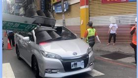 挖下水道　號誌燈座　砸車（圖／翻攝自草屯人臉書）