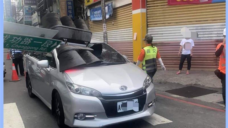 挖下水道惹禍　南投號誌燈座傾倒砸車