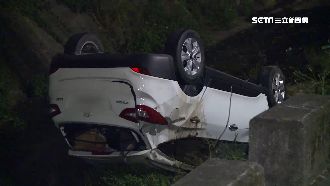 疑不熟路況釀禍　代駕摔水溝四輪朝天