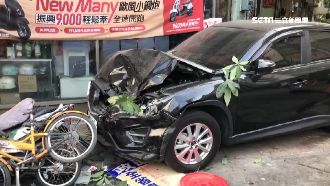 工程車疑未拉手煞車　倒退嚕連撞4車