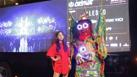 百大DJ RayRay與「電音三太子」同框現身信義區。