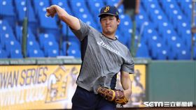 ▲中信兄弟一壘手許基宏賽前練習。（圖／記者劉彥池攝影）