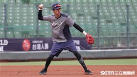▲中信兄弟三壘手王威晨賽前練習。（圖／記者劉彥池攝影）