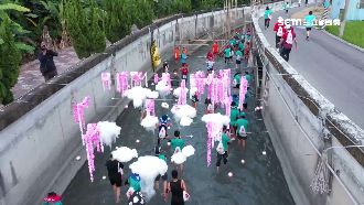 逾2千人跑水嗨爆　跑者扮香蕉挺農友