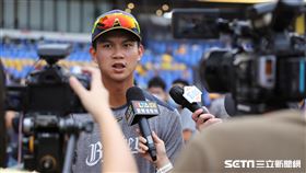 ▲中信兄弟外野手岳政華賽前受訪。（圖／記者劉彥池攝影）