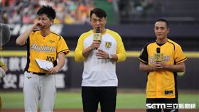 ▲中信兄弟傳奇球星彭政閔和平鎮高中選手王羽飛在台灣大賽第2戰開球。（圖／記者劉彥池攝影）