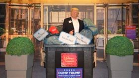 杜莎夫人蠟像館將川普蠟像放入垃圾桶。（圖／翻攝自臉書） 