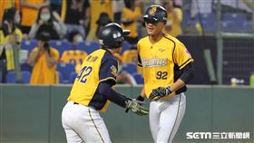 ▲中信兄弟外野手岳政華敲出2分砲。（圖／記者劉彥池攝影）