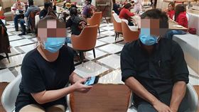 長榮大學遇害女大生的父母鍾父和鍾母透過手機和台馬兩地相關單位聯繫，以處理女兒身後事。中央社記者孫天美巴生攝　109年10月31日