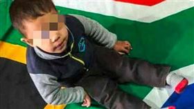 聾啞男童無法出聲求救，被鬥牛犬活活咬死。（圖／翻攝自推特） 