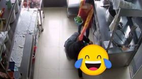 被老婆「推倒」！人夫急喊我要驗傷　她冷回11字網秒笑爆（圖／翻攝自爆廢1公社）