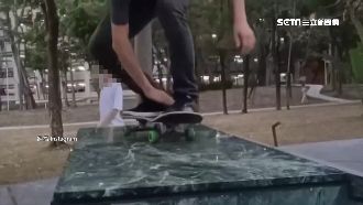獨／滑板族闖入　228紀念碑遭破壞