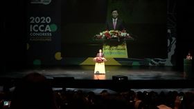 ICCA全球年會高雄登場　陳其邁致詞國際會議協會（ICCA）全球年會1日在高雄舉辦開幕典禮，高雄市長陳其邁表示，「團結，就能克服一切挑戰」，並以台灣防疫經驗，勉勵國際村成員必將再次克服疾病挑戰，如同高雄從重工業城市轉型的百年歷程。中央社記者侯文婷攝　109年11月1日