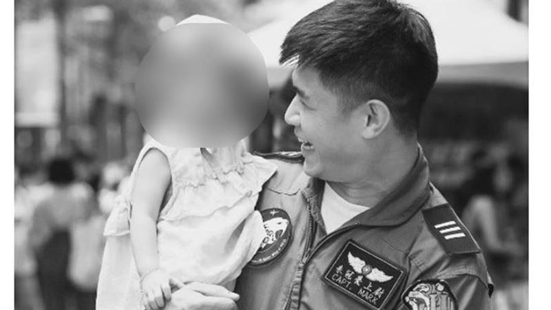 朱冠甍台東墜機亡　妻喊：女兒想你了