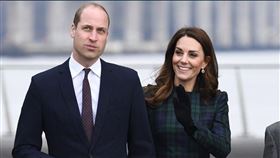 英國威廉王子和凱特王妃，夫妻一起到蘇格蘭參加活動，凱特大秀親民與民眾互動，這時候竟然有一名小女孩直接伸手，對著凱特的長髮又抓又摸。凱特的反應是什麼呢？一起來看。（圖／翻攝自@MirrorRoyal推特）