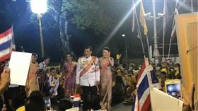 泰王瓦吉拉隆功11月1日首度對國內示威運動發表公開評論，他表示，泰國是「妥協之地」，他一樣「愛著」全國人民。圖為瓦吉拉隆功（白衣者）和王后蘇堤達10月23日出席拉瑪五世朱拉隆功紀念日活動。中央社記者呂欣憓曼谷攝　109年10月24日