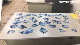 影／男心情鬱卒馬路撒12萬現金洩憤