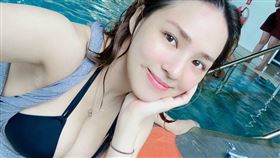 熊熊傲人上圍險些撐爆比基尼。（圖／翻攝自熊熊IG）