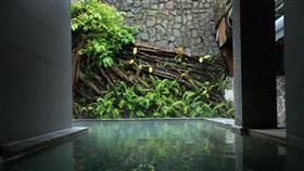 綠意蔥蔥，倒映在水波裊裊的溫泉中，北投「享」溫泉旅展限定52折起每人只要680元，加碼大眾湯四人同行一人免費。（圖／KLOOK提供）