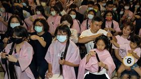 癌症希望基金會1日舉辦「第6屆百人捐髮」活動，藝人劉畊宏（2排右2）、王婉霏（2排右1）夫婦也帶著兒子宇恩（1排右）到場參與捐髮。中央社記者郭日曉攝　109年11月1日