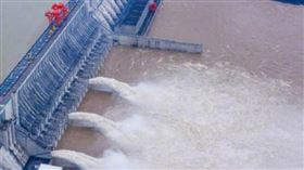 三峽大壩再開1孔！首「3孔洩洪」官媒證實：進入攻堅階段（圖／翻攝自人民日報微博）