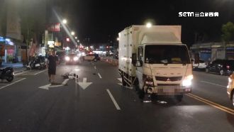 輪椅男硬闖馬路　小貨車迎面撞擊噴飛