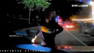 按喇叭警示違規路人　竟遭包圍敲破窗