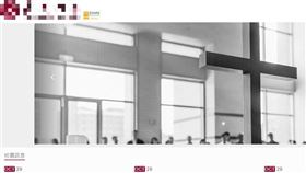 ▲校方官網，換上黑白十字架。（圖／翻攝自校方官網）