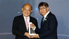 健保署口罩供需資訊平台獲獎健保署口罩供需資訊平台2日獲國發會政府資料開放應用獎生活應用組第一名，由行政院長蘇貞昌（左）頒獎表揚，健保署長李伯璋（右）代表受獎。中央社記者郭日曉攝　109年11月2日