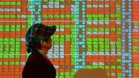 第2波疫情再起加上美國大選因素，市場資金轉向生技族群避險，在防疫相關股強勢領軍帶動下，上櫃生技指數漲幅一度超過1%，居類股之冠。（中央社檔案照片）